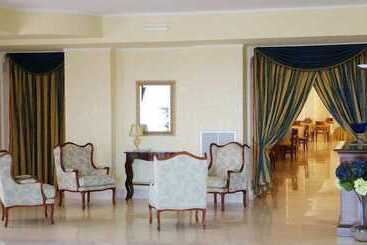 هتل Royals Gate