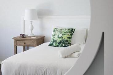 تختخواب و صبحانه Nu Leaf Retreat