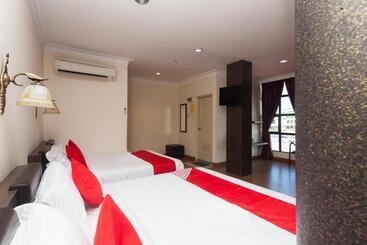 T P Hotel By Oyo Rooms