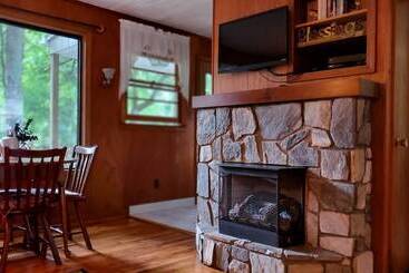 هتل Cozy Creek Cottages