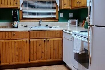 هتل Cozy Creek Cottages