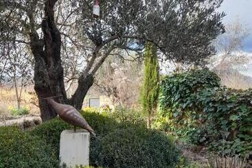 تختخواب و صبحانه Casa Cholavila