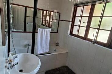 تختخواب و صبحانه Libra Lodge