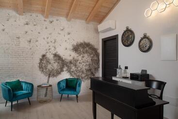 پانسیون Theodore Rooms