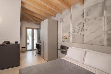 پانسیون Theodore Rooms