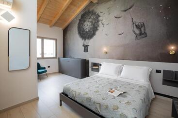 پانسیون Theodore Rooms