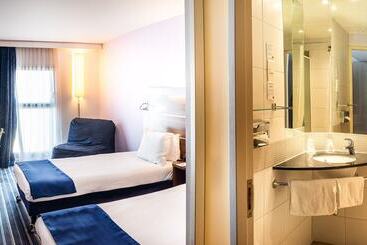 هتل Holiday Inn Express Marseille Saint Charles, An Ihg