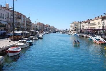 هتل Hôtel L Orque Bleue