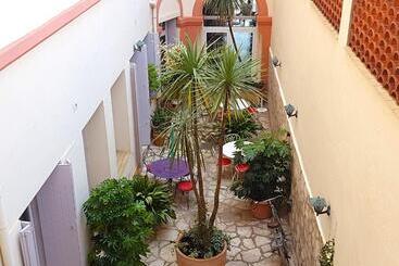 هتل Hôtel L Orque Bleue