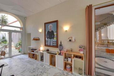 هتل Hôtel L Orque Bleue