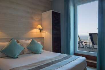 هتل Hôtel Les Costans, The Originals Relais