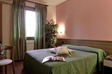 هتل Ristorante Tre Leoni
