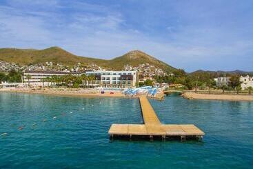 هتل Tiana Beach Resort   All Inclusive