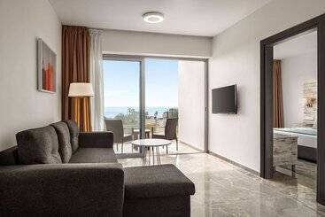 استراحتگاه Ramada Hotel & Suites By Wyndham Ayia Napa