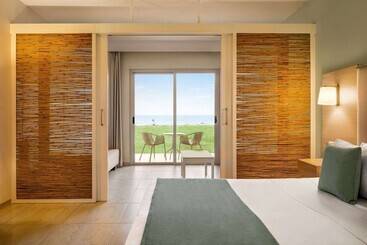 استراحتگاه Ramada Hotel & Suites By Wyndham Ayia Napa