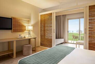 استراحتگاه Ramada Hotel & Suites By Wyndham Ayia Napa