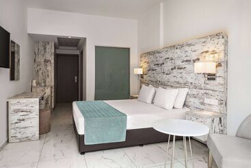 استراحتگاه Ramada Hotel & Suites By Wyndham Ayia Napa