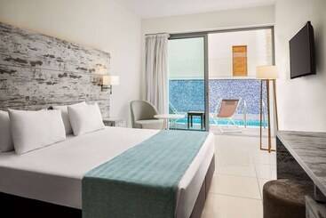 استراحتگاه Ramada Hotel & Suites By Wyndham Ayia Napa