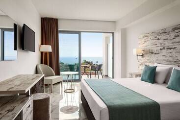 استراحتگاه Ramada Hotel & Suites By Wyndham Ayia Napa