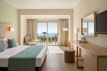 استراحتگاه Ramada Hotel & Suites By Wyndham Ayia Napa