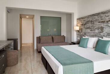 استراحتگاه Ramada Hotel & Suites By Wyndham Ayia Napa