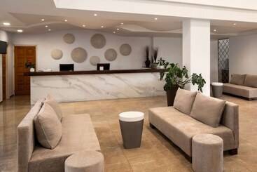 استراحتگاه Ramada Hotel & Suites By Wyndham Ayia Napa