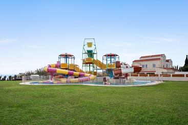 استراحتگاه Ramada Hotel & Suites By Wyndham Ayia Napa