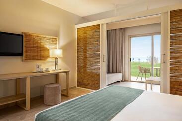استراحتگاه Ramada Hotel & Suites By Wyndham Ayia Napa