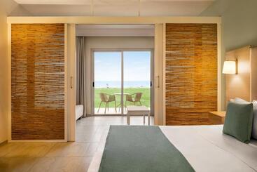 استراحتگاه Ramada Hotel & Suites By Wyndham Ayia Napa