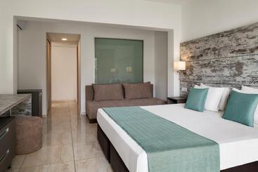استراحتگاه Ramada Hotel & Suites By Wyndham Ayia Napa