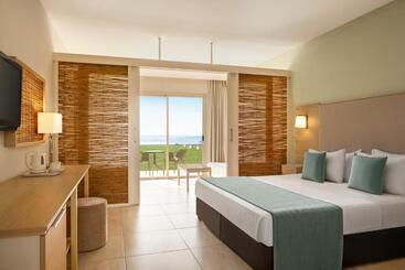 استراحتگاه Ramada Hotel & Suites By Wyndham Ayia Napa