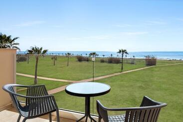 استراحتگاه Ramada Hotel & Suites By Wyndham Ayia Napa