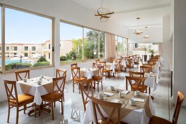 استراحتگاه Ramada Hotel & Suites By Wyndham Ayia Napa