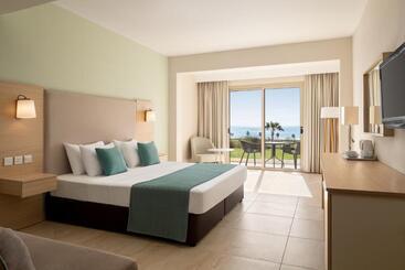 استراحتگاه Ramada Hotel & Suites By Wyndham Ayia Napa