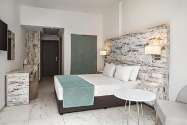 استراحتگاه Ramada Hotel & Suites By Wyndham Ayia Napa