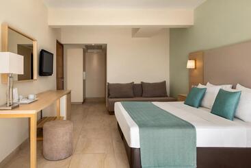 استراحتگاه Ramada Hotel & Suites By Wyndham Ayia Napa