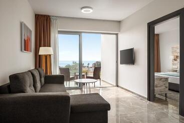 استراحتگاه Ramada Hotel & Suites By Wyndham Ayia Napa