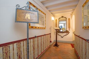 هتل La Casa Del Garbo   Luxury Rooms & Suite
