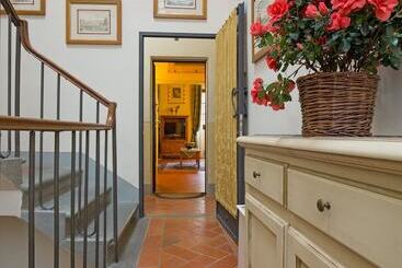هتل La Casa Del Garbo   Luxury Rooms & Suite