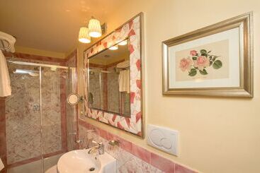 هتل La Casa Del Garbo   Luxury Rooms & Suite