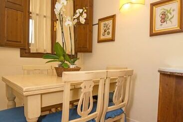 هتل La Casa Del Garbo   Luxury Rooms & Suite
