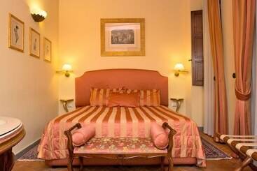 هتل La Casa Del Garbo   Luxury Rooms & Suite