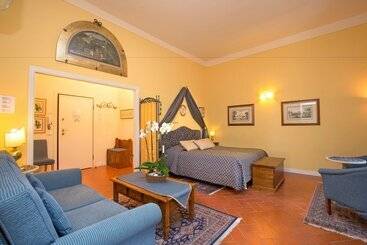 هتل La Casa Del Garbo   Luxury Rooms & Suite