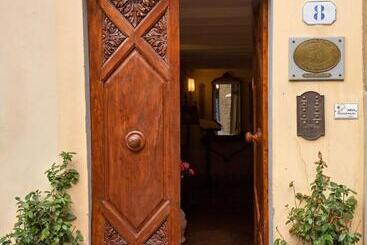 هتل La Casa Del Garbo   Luxury Rooms & Suite