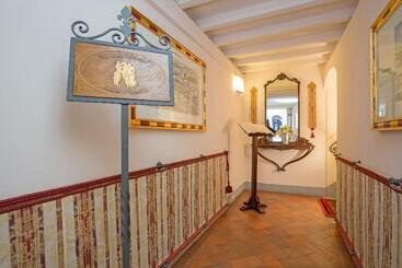 هتل La Casa Del Garbo   Luxury Rooms & Suite