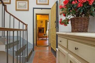 هتل La Casa Del Garbo   Luxury Rooms & Suite