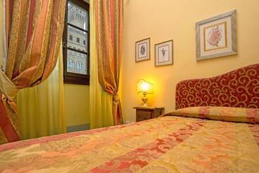 هتل La Casa Del Garbo   Luxury Rooms & Suite