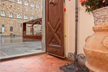 هتل La Casa Del Garbo   Luxury Rooms & Suite