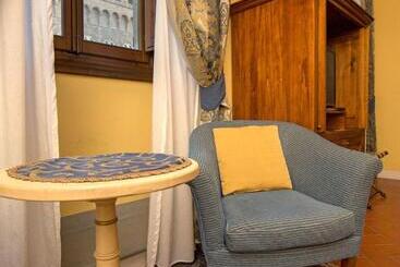 هتل La Casa Del Garbo   Luxury Rooms & Suite