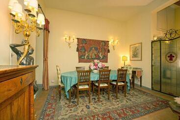 هتل La Casa Del Garbo   Luxury Rooms & Suite